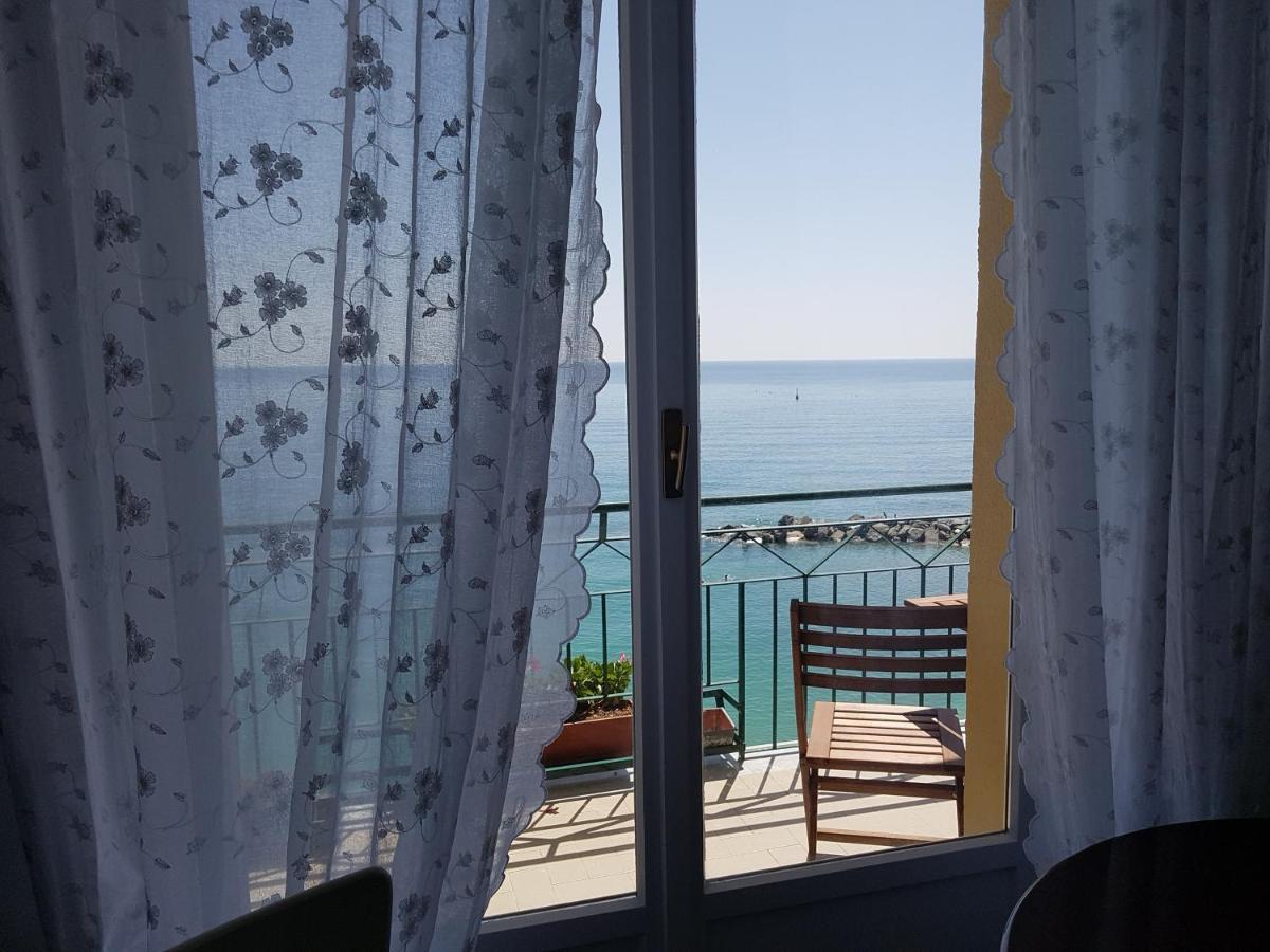 Bea'S Apartment - The Window To The Sea - Seafront モンテロッソ・アル・マーレ エクステリア 写真