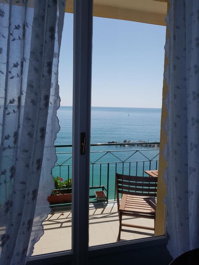 Bea'S Apartment - The Window To The Sea - Seafront モンテロッソ・アル・マーレ エクステリア 写真