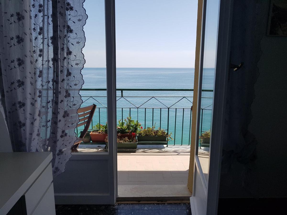 Bea'S Apartment - The Window To The Sea - Seafront モンテロッソ・アル・マーレ エクステリア 写真